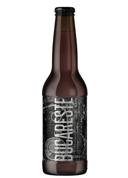 Garrafa de cerveja artesanal com rótulo personalizado do ateliê de cinema Bucareste